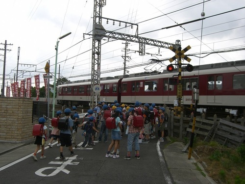 写真:事業着手前の伏屋第38号線(伏屋第2号踏切)