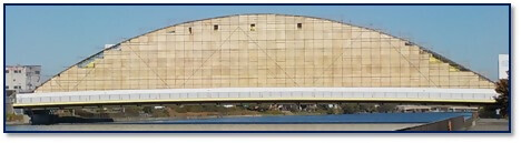 写真:いろは橋に設置されている大きい足場