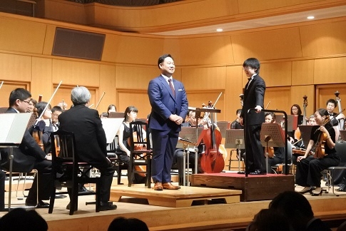 写真:「HEIWAの鐘」を歌唱した平和小学校塩谷先生