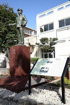 写真:銅像と共に設置された看板(ご芳名掲載)