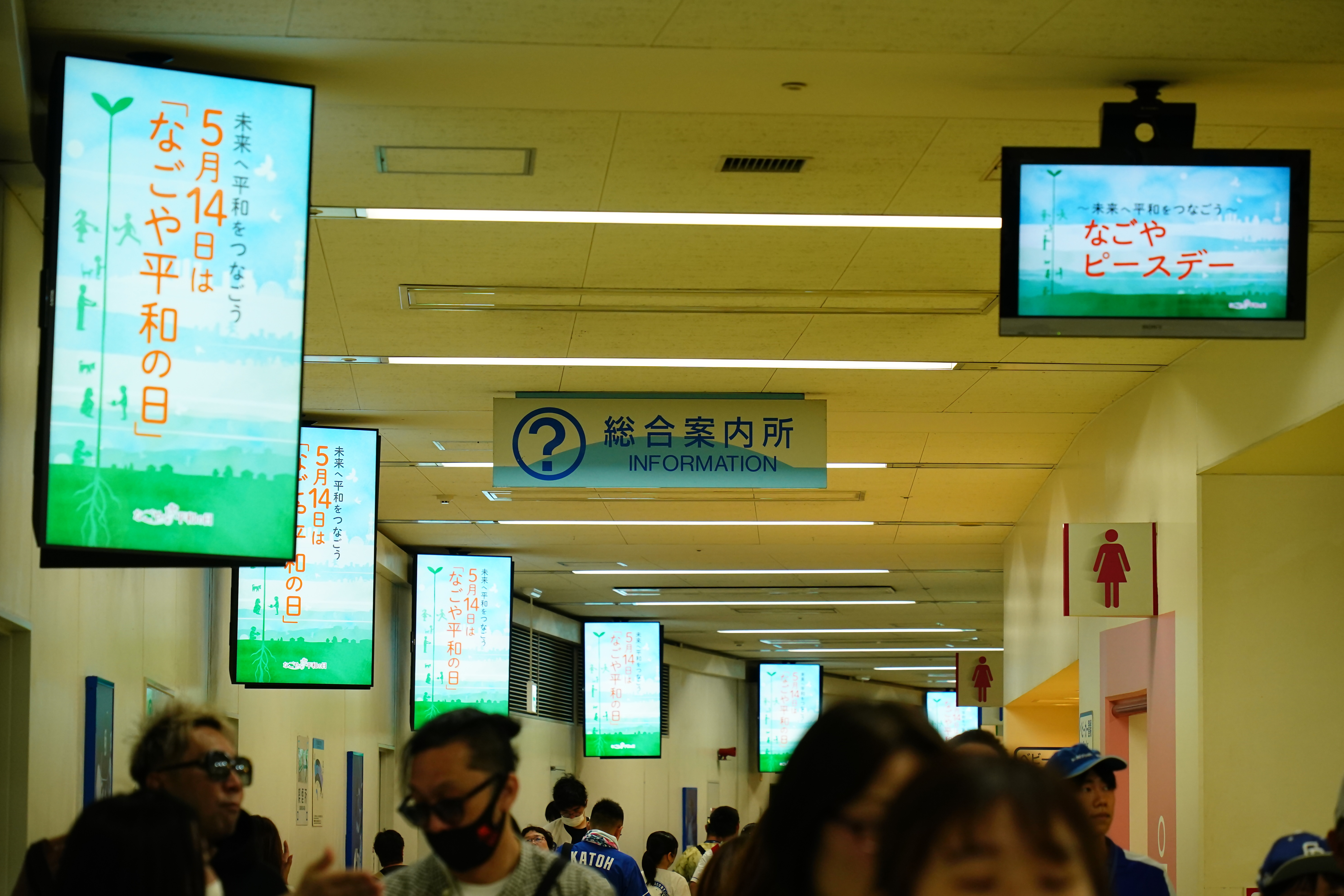 写真：通路のサイネージ