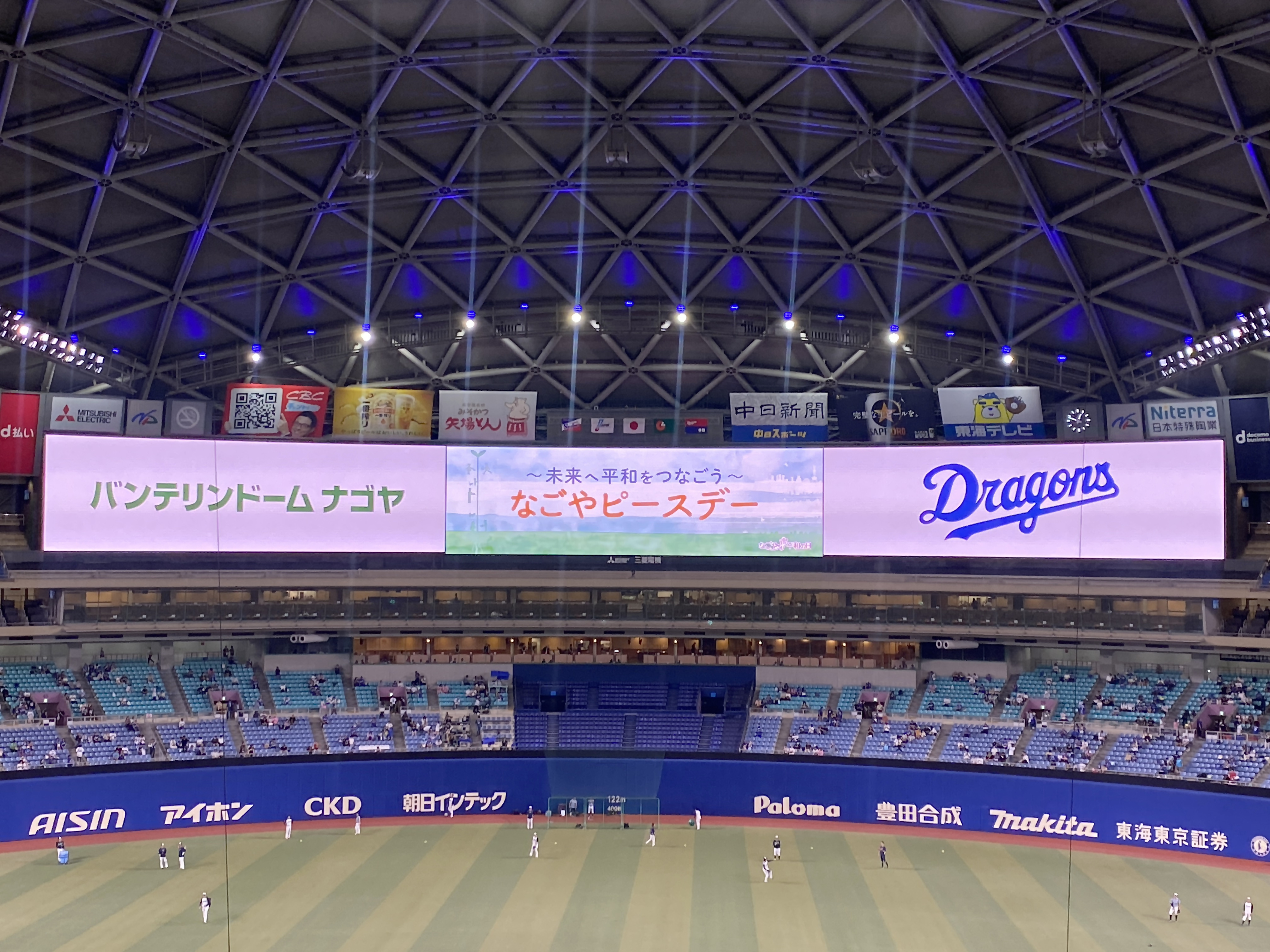 写真：球場内の巨大サイネージ