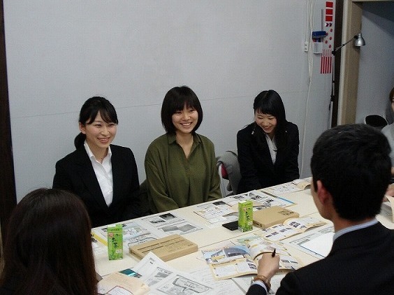 写真:学生へのインタビューの様子