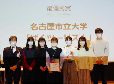 写真:最優秀賞を受賞した名古屋市立大学の皆さん