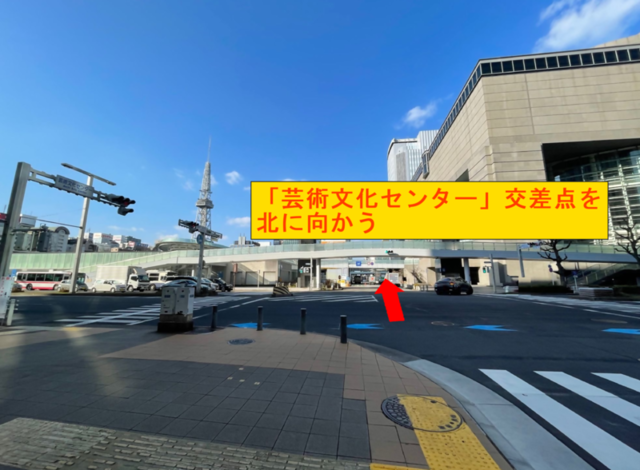 写真：「芸術文化センター」交差点を北に向かう