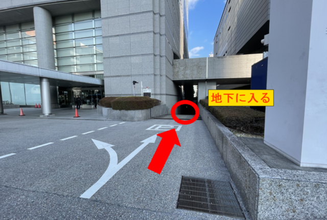 写真：地下に入る