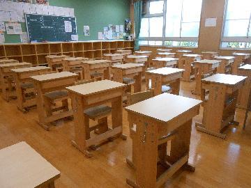 写真：学校の木製の机・椅子