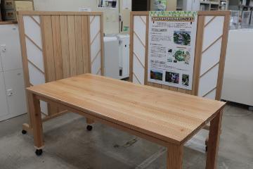 写真：間伐材を使用したオフィス机