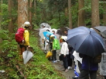 写真：水源探索の様子