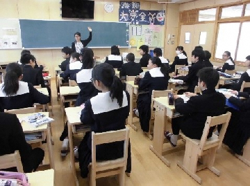 写真：木製の机や椅子を使用した授業の様子