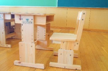 写真：木製の机や椅子