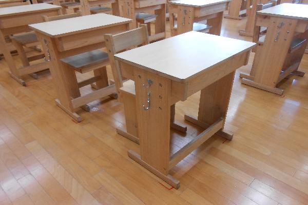 写真:木製の机と椅子