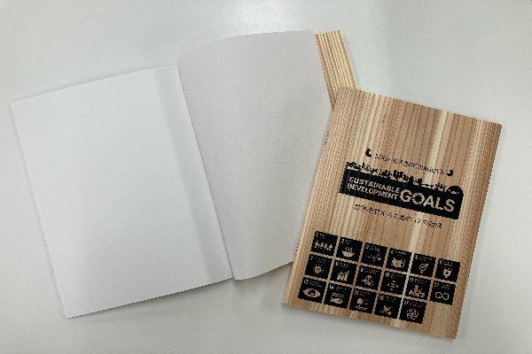 写真:木材を活用したノート