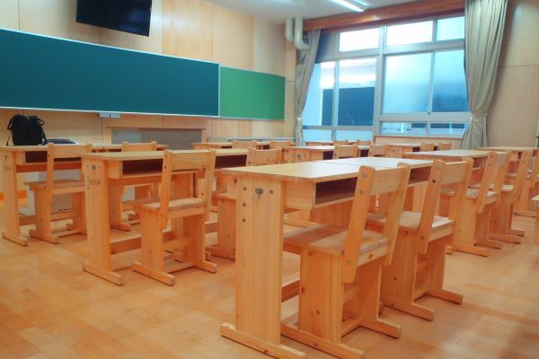 写真:木製の机と椅子