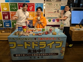 写真：集まった食品です。