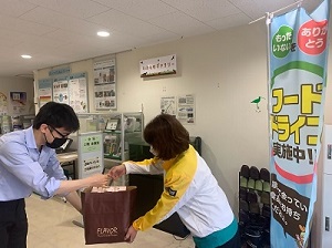 写真：寄付の様子です。明治安田生命保険相互会社愛知瑞穂営業所