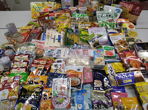 写真：集まった食品です。 三菱UFJニコス株式会社