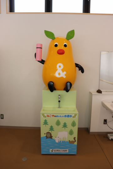 写真:東山動植物園(タヌキの里休憩所)の給水機