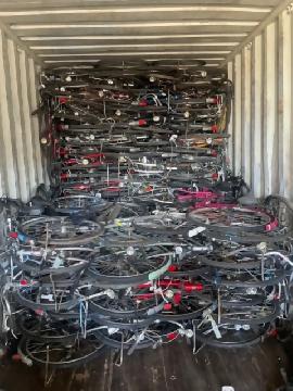 写真:輸出する自転車のコンテナ積込