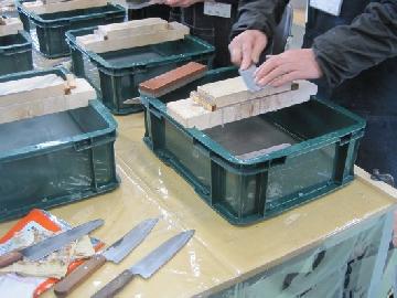 写真:包丁とぎの様子