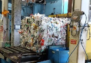 写真:圧縮梱包の様子