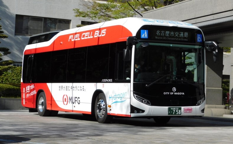 写真:市バスに試行導入した燃料電池バス