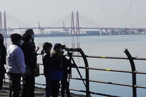 写真:令和4年度に実施したバードウォッチングの様子