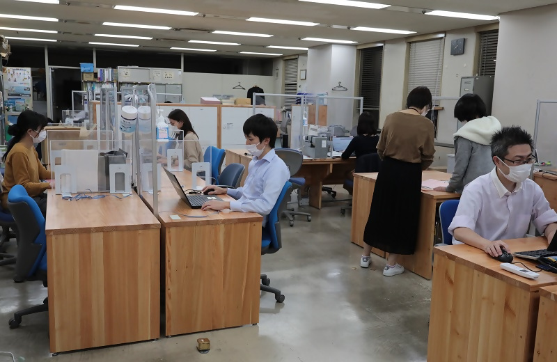 写真:環境企画部執務室全景の様子です。