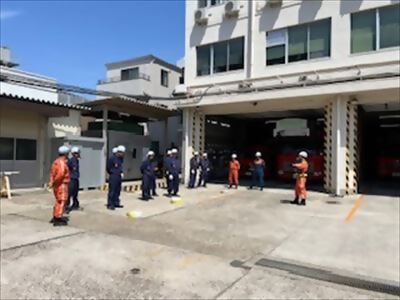 写真:ホース前整列