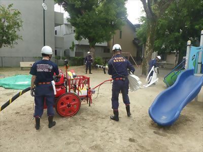 写真:可搬式ポンプ及びホース