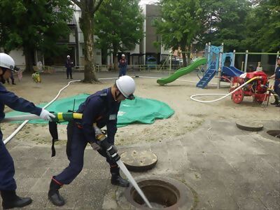 写真:亀島消防団 放水