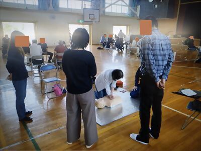 写真:胸骨圧迫訓練