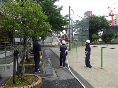 写真:ホース延長放水