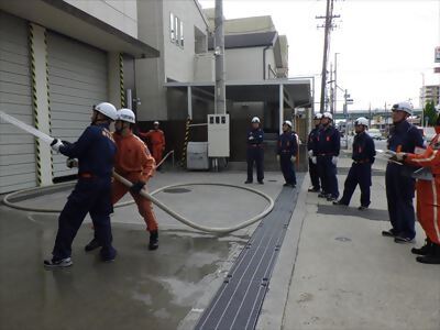 写真:岩塚消防団 放水
