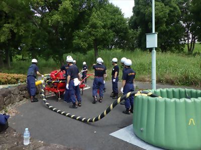 写真:可搬式ポンプ吸水