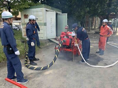 写真:可搬式ポンプ使用訓練の様子