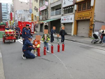 写真:消火器体験の様子