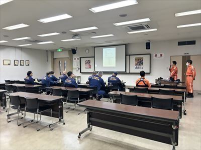 写真:令和7年度震災対応連携訓練発表会の事前説明の様子