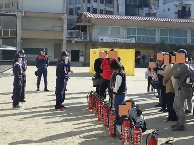 写真:水消火器取り扱い訓練