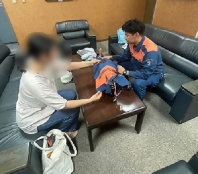 写真:犬服のサイズ感を相談する様子