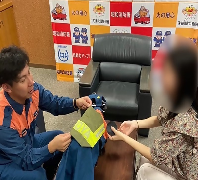 写真:犬服のポケット位置を相談する様子