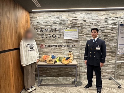 中京大学学生と消防職員の記念写真