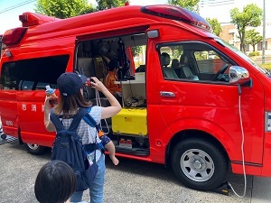 写真:指揮車の見学の様子
