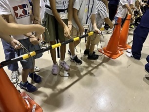 写真:パラコードで結びの練習をする様子