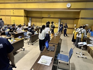 写真:水で作る防災食を配る様子