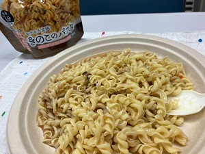 水で作ったキノコパスタの写真