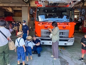 写真:消防車見学の様子