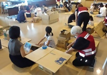 写真:段ボールでいすや机を作成している様子