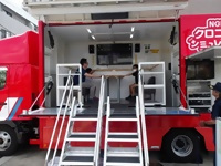 写真:起震車を使った地震体験の様子