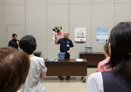 モニターズ会員が、可燃性ガスが静電気によって着火する実験を見ているようすの写真